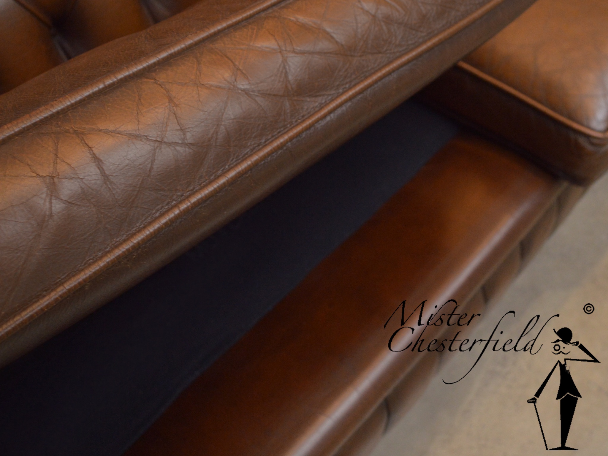 Vintage detail onderzitting chesterfield bank brons bronze bruin gold 2 zitkussens
