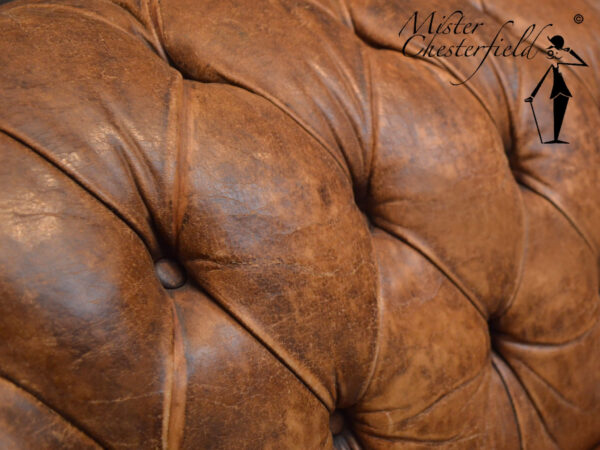 chesterfield-classic-sofa and-chairs-antique-handwish-detail-backrest