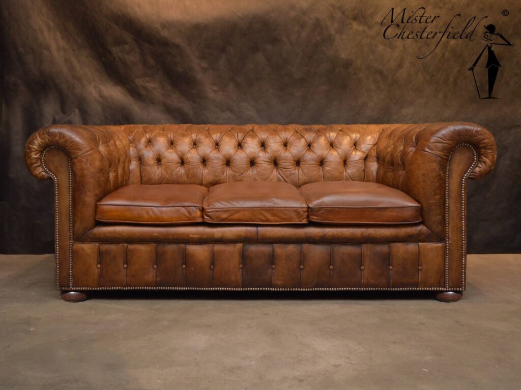 chesterfield-classic-sofa-antique-handwish
