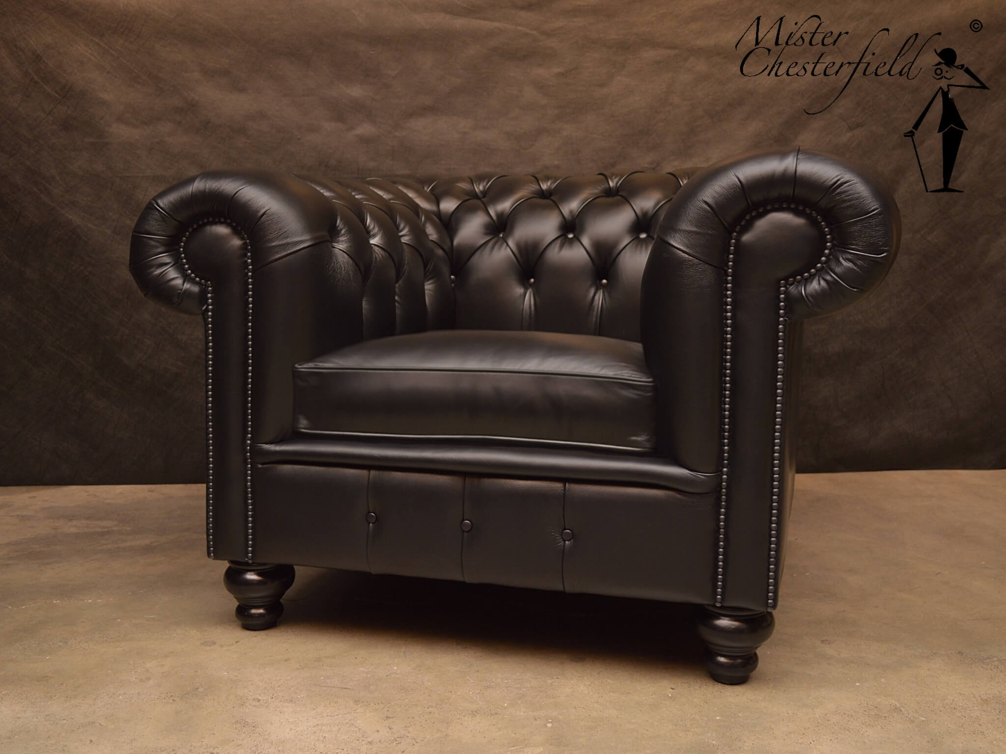 zwarte chesterfield stoel fauteuil zwart black solid leather